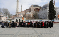 ARNAVUTKÖYLÜ KADINLAR İBADETHANELERİ ZİYARET EDİYOR