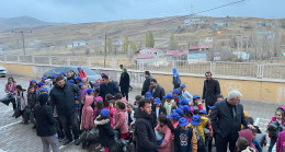 Erzurum Horasan Hacıhalil Köyü Derneği Çocuklara Kışlık Giyim Dağıttı