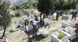 KURBAN BAYRAMI ÖNCESİ MEZARLIKLAR TEMİZLENİYOR