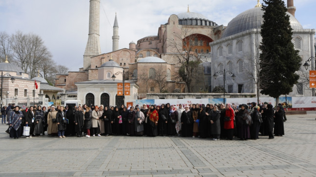 ARNAVUTKÖYLÜ KADINLAR İBADETHANELERİ ZİYARET EDİYOR