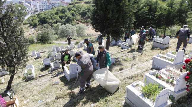 KURBAN BAYRAMI ÖNCESİ MEZARLIKLAR TEMİZLENİYOR