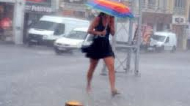 Arnavutköy’de Yağmur Aniden Bastırdı