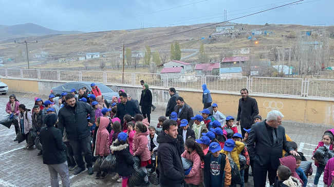 Erzurum Horasan Hacıhalil Köyü Derneği Çocuklara Kışlık Giyim Dağıttı